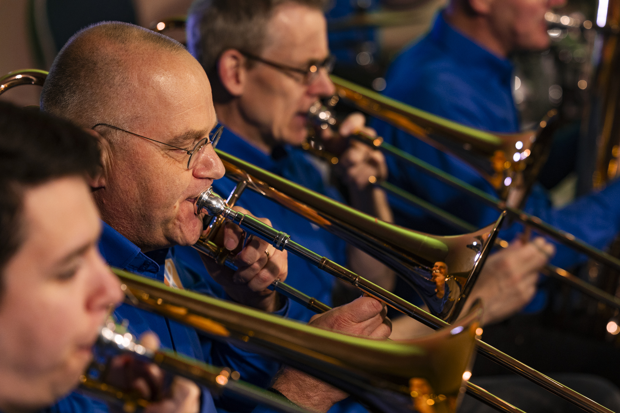 Muzikanten van Alphen/Dreumel spelen samen op hun koperinstrumenten